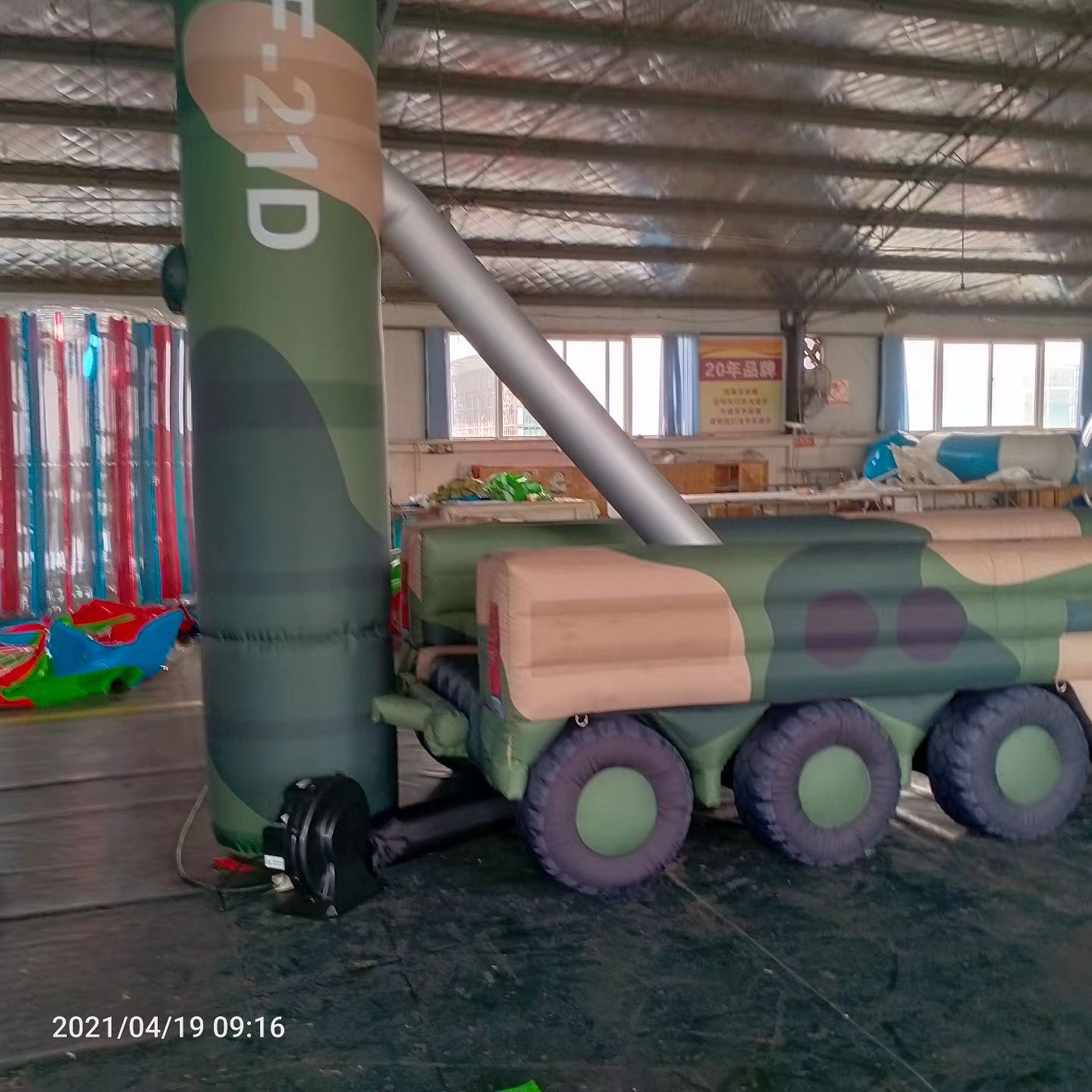 那坡军事演习中的充气目标车辆：模拟发射车雷达车坦克飞机